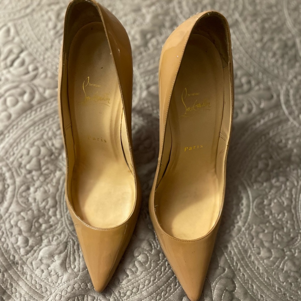 Christian Louboutins Classic Nude Patent Pump